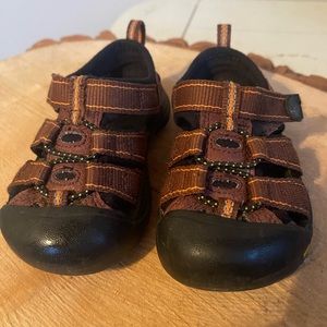 Toddler boy keen size 6